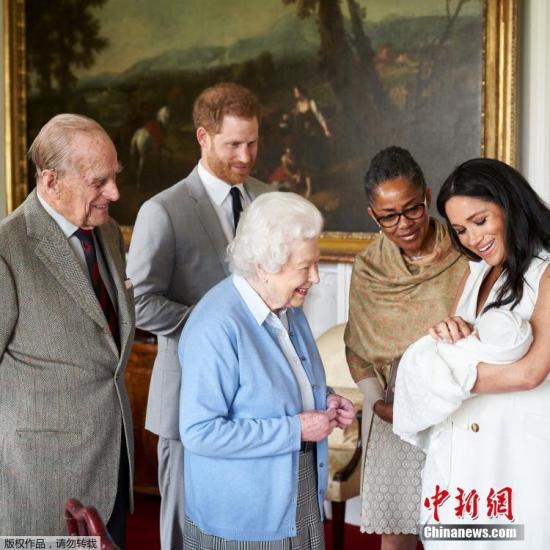 当地时间2019年5月8日，英国温莎，当天下午，英女王伊丽莎白二世在温莎城堡看望自己的曾孙。据英国天空新闻报道，英国萨塞克斯公爵哈里王子和公爵夫人梅根殿下已经给他们刚刚出生的儿子取名为阿尔奇-哈里森-蒙巴顿-温莎(Archie Harrison Mountbatten-Windsor)。