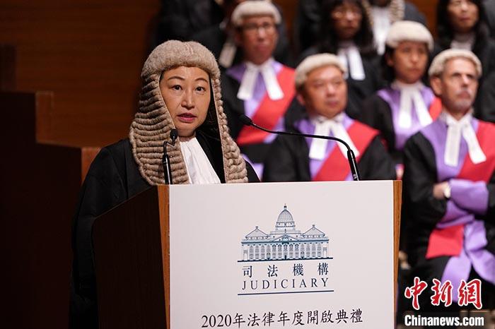 1月13日下午 ，2020年香港法律年度开启典礼在中环大会堂举行。香港特区律政司司长郑若骅在大会堂音乐厅发表演说。 她说，香港在“一国两制”政策下具有独特优势。她举例说：其一是开创新格局并具突破意义的《关于内地与香港特别行政区法院就仲裁程序相互协助保全的安排》。这项安排令香港成为内地以外首个及至今唯一一个司法管辖区，在作为仲裁地时，由合资格仲裁机构管理仲裁程序的当事人可向内地法院申请保全措施；其二是《关于内地与香港特别行政区法院相互认可和执行民商事案件判决的安排》。在此安排生效后，香港其中一些与知识产权有关的判决将可在内地得以执行，是唯一一个有这种安排的司法管辖区。 /p中新社记者 张炜 摄