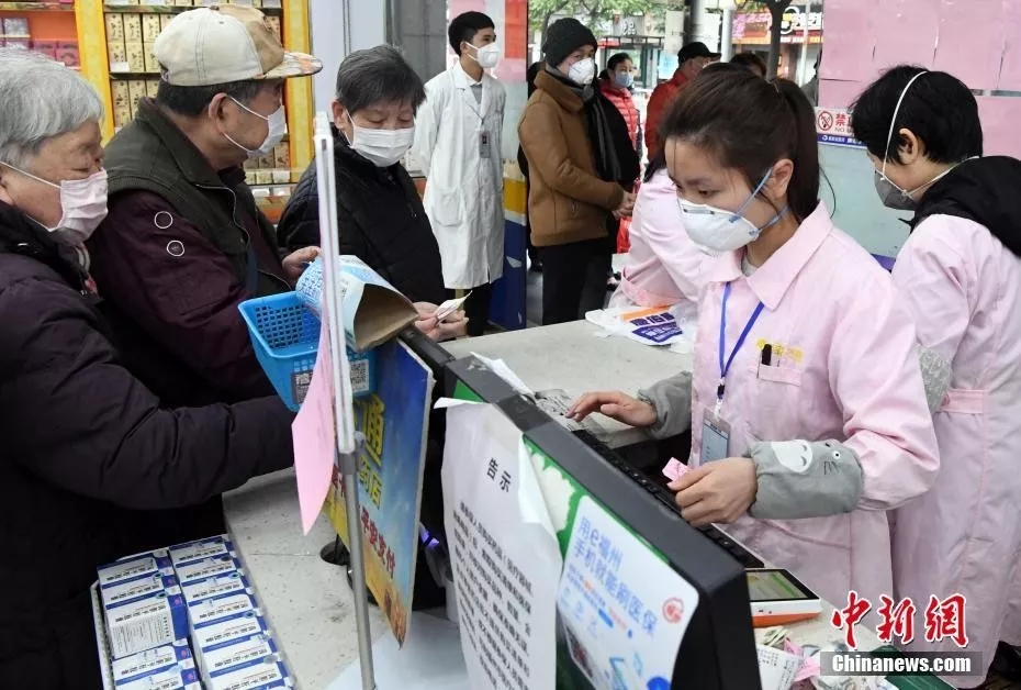 资料图：福州市区一药店营业员佩戴口罩为市民服务。/p中新社记者 刘可耕 摄