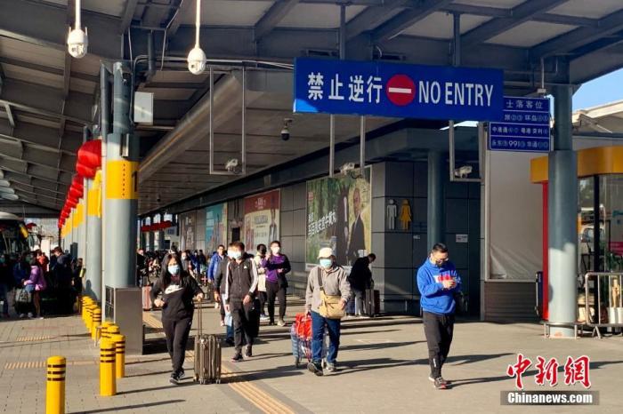 1月30日下午，有不少香港市民经由深圳湾口岸返回香港，而大人小孩均戴上口罩乘坐跨境直通巴士过境。/p中新社记者 李志华 摄